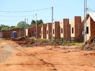 Imagem mostra casas sendo construídas no Residencial. Exigência é que a construção e a moradia sejam estabelecidas em, no máximo, 1 ano (Foto: Arquivo/Campo Grande News)