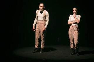 Na peça, Eduardo e Renata são seres que dão vida a vários personagens conduzindo a plateia numa comédia existencial intergaláctica.