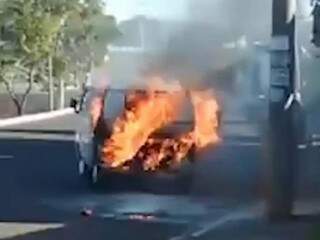 Kombi pega fogo no meio da rua e chamas atingem carga de p&atilde;o