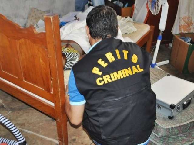 Mulher &eacute; encontrada morta em casa, seminua e com marcas no pesco&ccedil;o 
