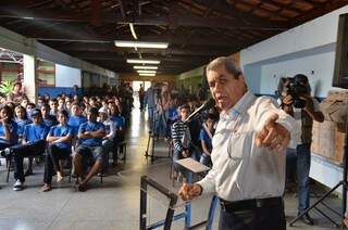 Governador durante evento em escola no Universitário. (Foto: Vanderlei Aparecido)