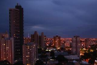 O dia amanheceu com tempo nublado, em Campo Grande. (Foto: Marcos Ermínio) 