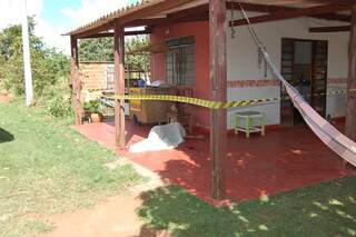 Huderson caiu morto na varanda de uma residência. (Foto: Simão Nogueira)