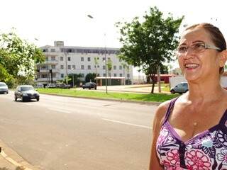 Marli mora há 24 anos na região e, do portão de casa, ela enxerga e elogia a Orla Ferroviária. (Foto: Rodrigo Pazinato)