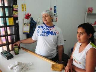 A comerciante Ana Aparecida da Silva reclama que o corte sinal prejudica seu trabalho (Foto: Rodrigo Pazinato)