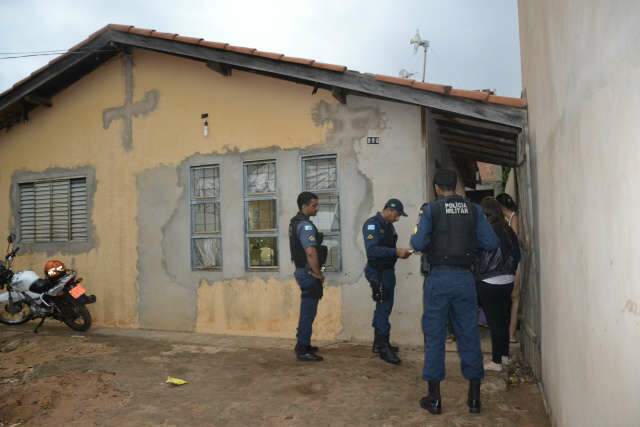  Homem &eacute; suspeito de jogar produto qu&iacute;mico na ex-mulher e na filha
