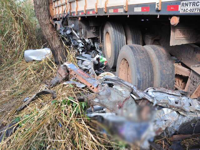  Dois irm&atilde;os morreram em acidente entre Fiesta e Scania na BR-163