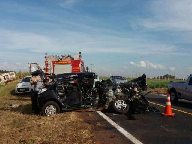 Homem sobrevive a acidente que deixou carro destru&iacute;do na BR-163