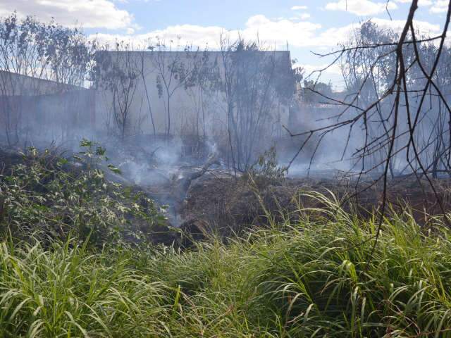  Inc&ecirc;ndio em terreno baldio atinge casa e assusta moradores 