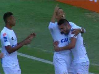 David Braz comemora seu gol com colegas de equipes: vitória no sufoco veio com placar conquistado no início (Foto: Santos FC)
