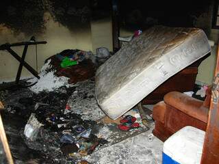 Sala é atingida pelas chamas e fica bastante danificada. (Foto: Simão Nogueira)