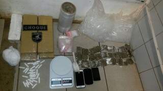 Polícia apreendeu drogas, balança de precisão e celulares (Foto: Divulgação)