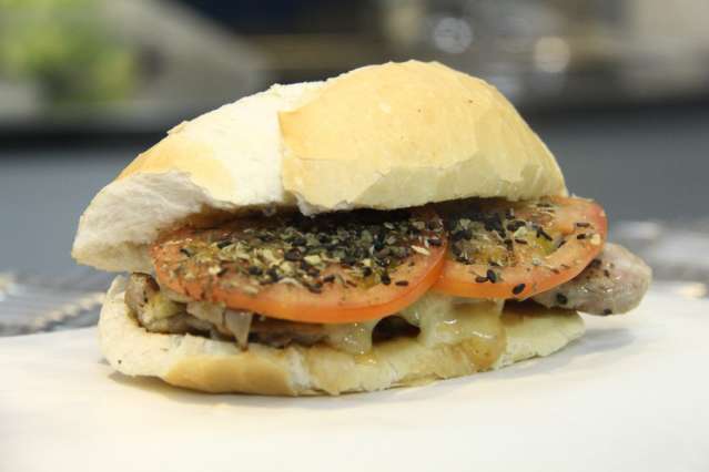 Amigos vendem &quot;lanche de gordo&quot; no p&atilde;o franc&ecirc;s, com direito a Hamb&uacute;rguer Day 