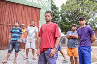 O pedreiro José Alves Souza, (centro) é um dos trabalhadores que espera receber os direitos trabalhistas da Proteco e voltar com os colegas para o Nordeste. (Foto: Fernando Antunes)