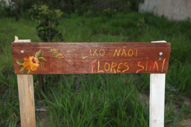 Para ter um ambiente melhor, moradora de MG sai limpando ruas da Vila Nascente
