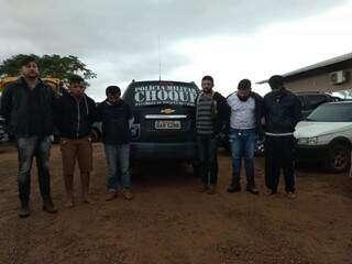 Seis dos sete presos ontem com maconha, armas e dinheiro (Foto: Paulo Francis)