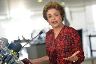 A presidente Dilma Rousseff conversou com os jornalistas após nomear o ex-presidente Luiz Inácio Lula da Silva para a chefia da Casa Civil. (Foto: Wilson Dias/Agência Brasil)