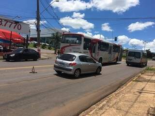 Carros desviando de ônibus quebrado perto de terminal (Foto: Guilherme Henri)