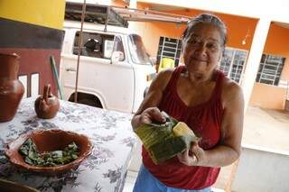 Sem sal e nem tempero, dona Albertina diz que comendo hihi nunca precisou ir ao hospital. (Foto: Gerson Walber)