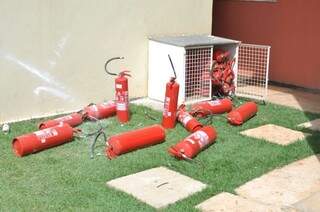 Foram usados cerca de 20 extintores. (Foto: Marcelo Calazans)