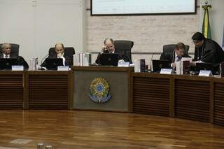 Juízes do TRE votando no processo de cassação dos vereadores (Foto: Cleber Gellio)