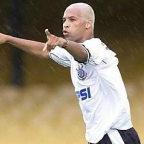  Dinei distribui aut&oacute;grafos e assiste a jogo do Corinthians em shopping