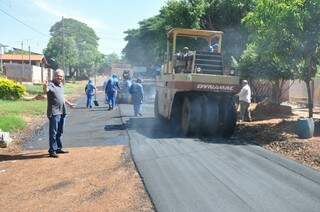 Deputado Geraldo Resende acompanha obras de pavimentação que viabilizou para Dourados (Foto: Divulgação)