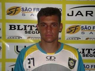 Jhonatan tem 22 anos, atua pela meia esquerda e veio do futebol paranaense