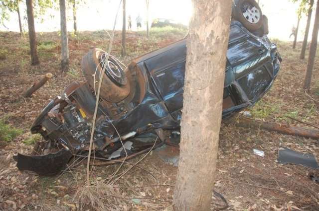 Motorista &eacute; resgatado 8 horas ap&oacute;s carro capotar ao desviar de vaca