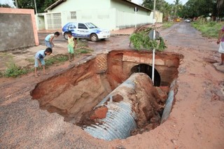 Chuva abre cratera e interdita rua em Coxim 