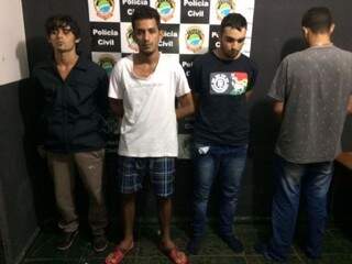 Suspeitos foram presos na madrugada de segunda-feira (Foto: Polícia Civil)