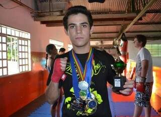 Lutador de 17 anos exibe medalhas e troféu conquistados na modalidade (Foto: Pedro Peralta)