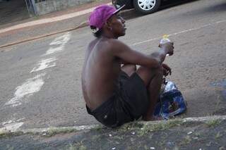 Morador conta que prefere ficar na rua porque ganha mais dinheiro e pode beber (Foto: Marcos Ermínio)