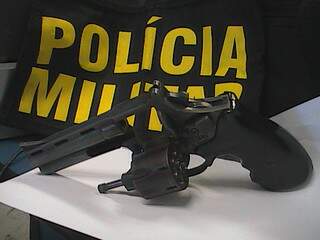 Arma de fabricação argentina estava embrulhada em um pano. (Foto: divulgação/PM)