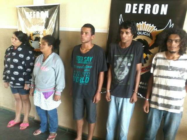 Quadrilha &eacute; presa depois de roubar carro e fazer mulher ref&eacute;m