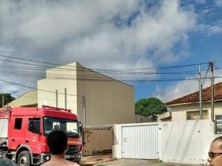 Prédio está em chamas e bombeiros interditaram parcialmente a Calarge para combate (Foto: Direto das Ruas)