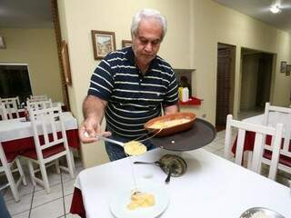 Dono do restaurante, Nagib Saad criou o rodízio de bacalhau para acompanhar a concorrência. (Foto: Marcelo Victor)