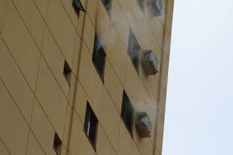 Princípio de incêndio atinge 12º andar de edifício no Centro