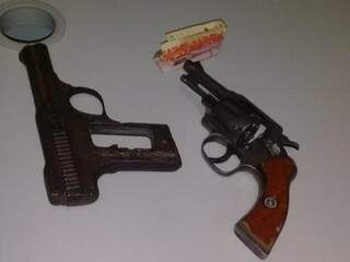 Carcaça de pistola e um 38 sem munição, estavam na mochila da dupla. (Foto: Policia Municipal) 