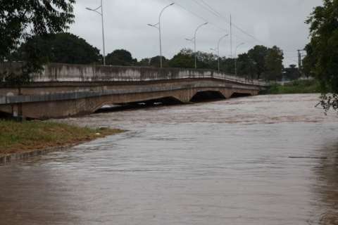 Rio Taquari sobe e preocupa ribeirinhos em Coxim
