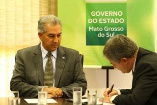Governador ao lado de Eduardo Girão na assinatura da nomeação do controlador-geral (Foto: André Bittar)