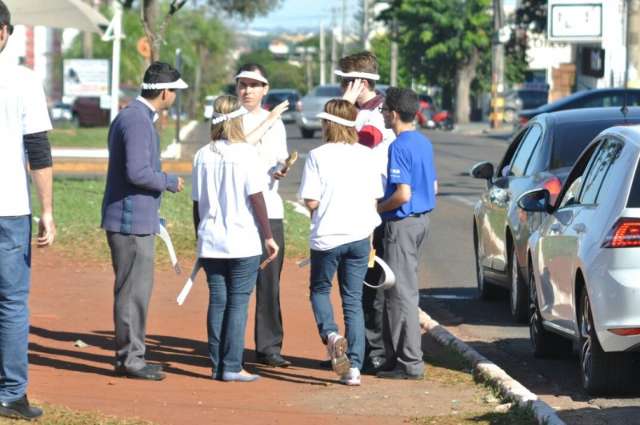 Volunt&aacute;rios distribuem viseiras e alertam sobre cuidados com exposi&ccedil;&atilde;o solar