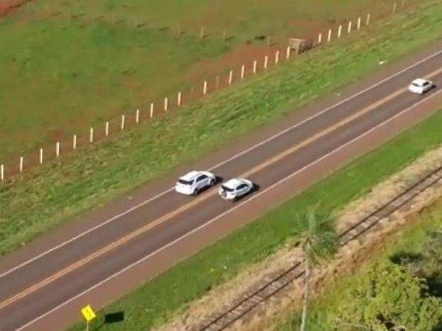 PRF flagra carro a 193 km/h e motoristas ultrapassando em local proibido