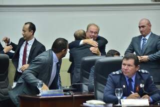 Idenor abraça o colega Bebeto, que votou contra a cassação de mandato (Foto: Eliel Oliveira)