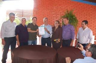 Governador do Estado, Reinaldo Azambuja, e prefeito de Maracaju, Maurílio Azambuja, assinam convênio que beneficia hospital. (Foto: Divulgação/Assessoria)