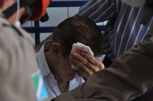 Motociclista fura sinal e atropela idoso que atravessava na faixa
