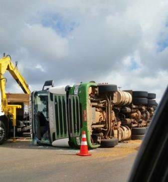 Carreta com carga de madeira tomba na sa&iacute;da para S&atilde;o Paulo 