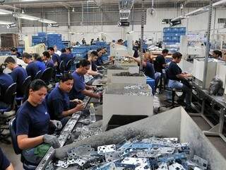 Trabalhadores em indústria na Capital (Foto: Fiems/Divulgação)