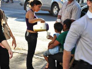 Beber mais líquidos é uma das dicas para enfrentar tempo seco. (Foto: João Garrigó)