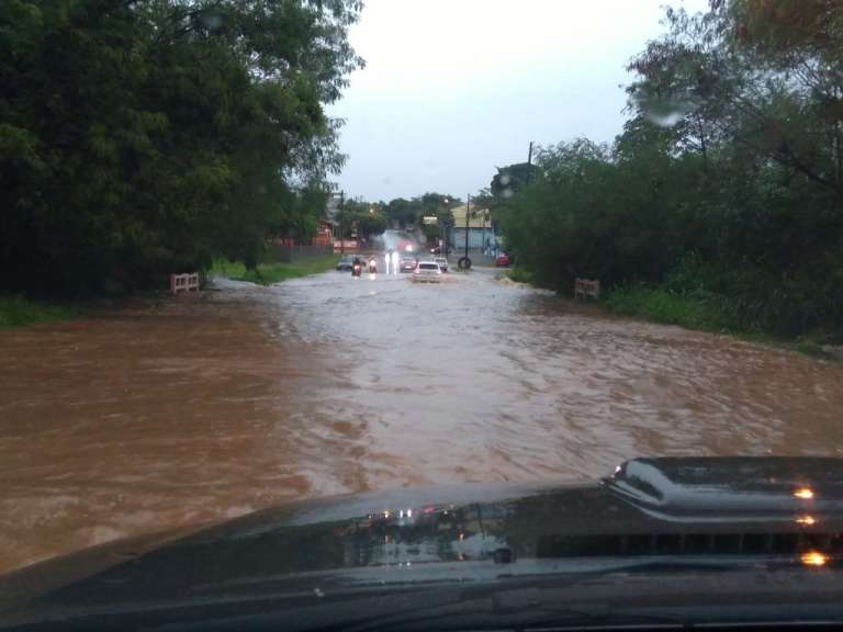 Chuva tomou a entrada principal de Bonito. (Foto: Direto das Ruas)